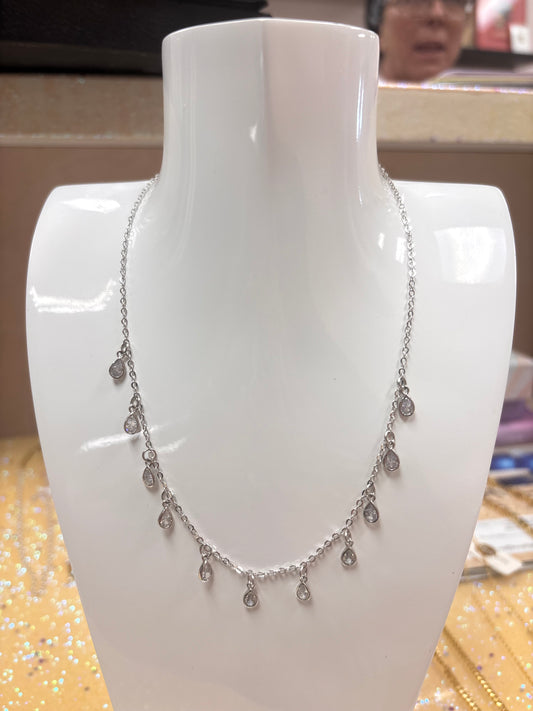 Silver Chain w. Eyedrops diamonds